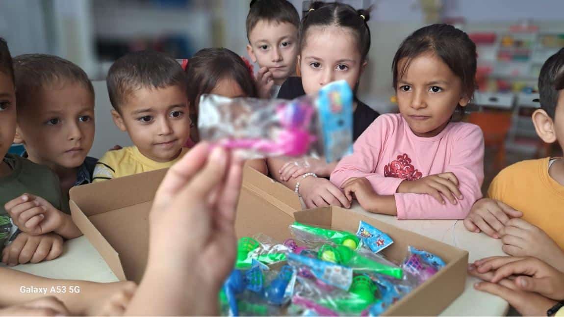 Anasınıfında El Göz koordinasyonu ve nefes alıştırmaları çalışması yapıldı.Çalışmalara katılan minik öğrencilerimize teşekkür ederiz.