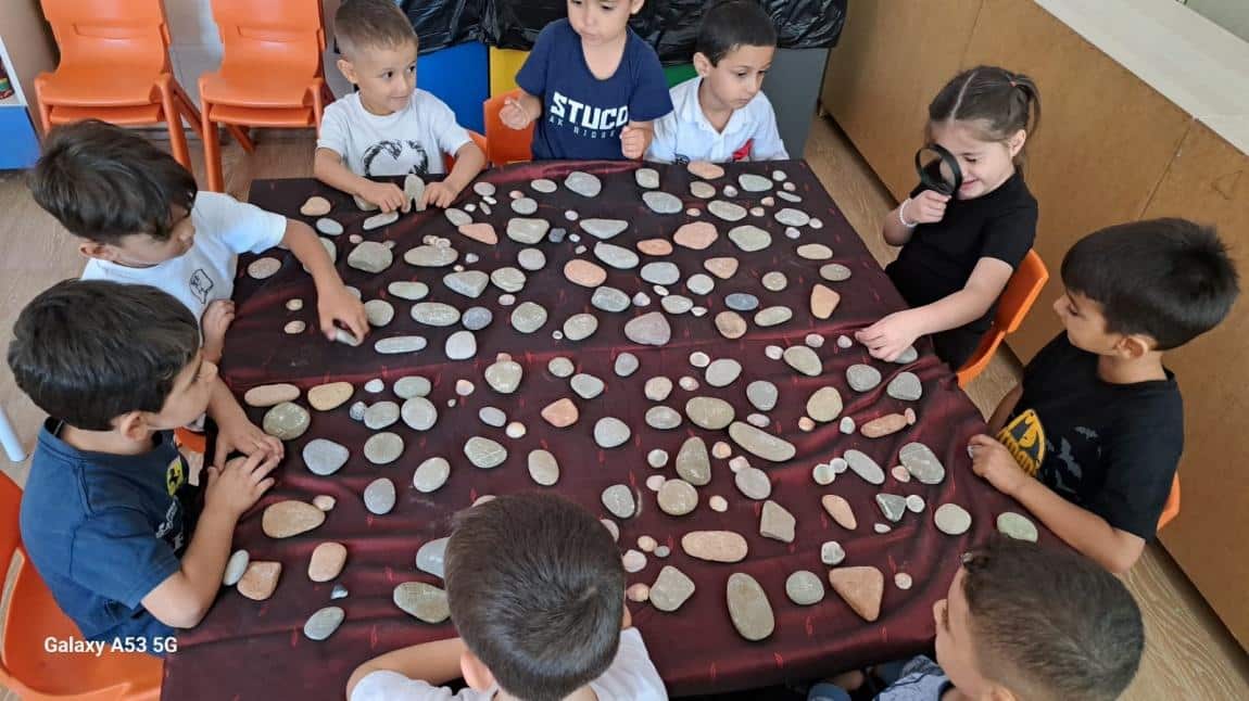 Anasınıfı öğrencilerimiz taşları incelediler. Taş ve deniz kabuklarından sanatsal ürün oluşturdular. Renkli tebeşirlerle taş üzerine resim yaptılar