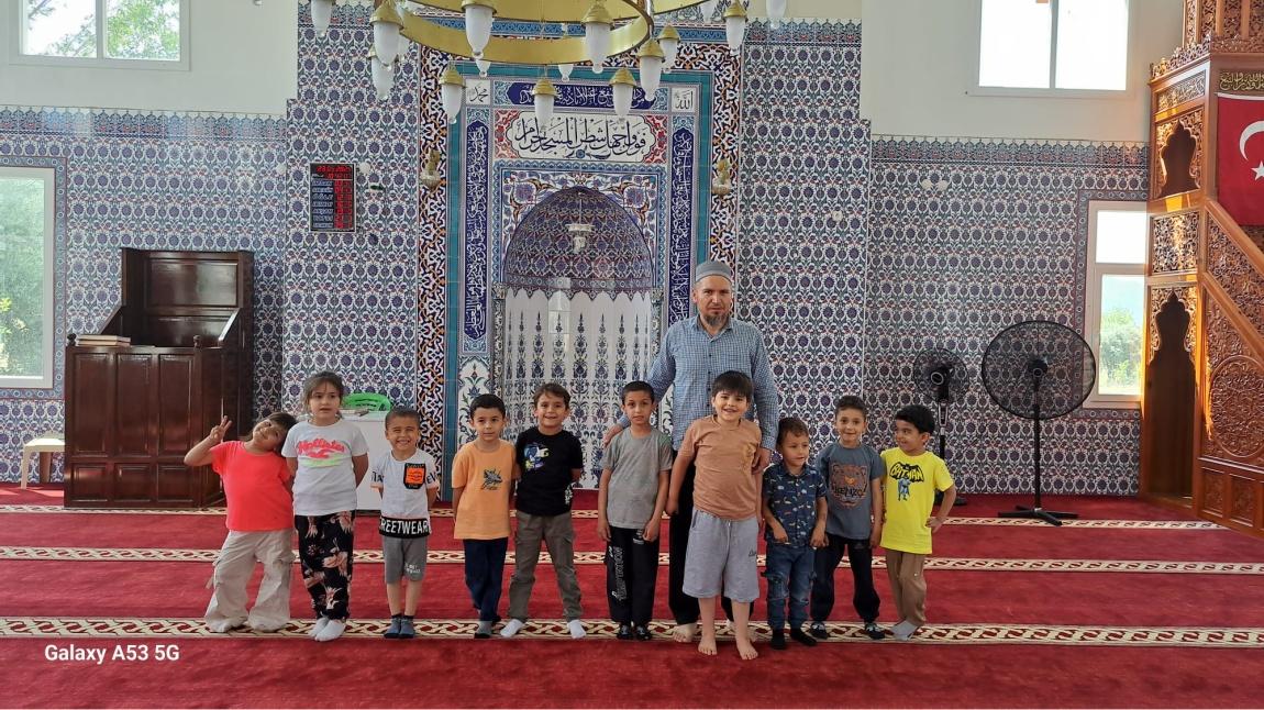 Okulumuz Anasınıfı Öğretmeni Zehra Gül Öğretmenimiz Öğrencileri için Cami Gezisi Düzenledi. 